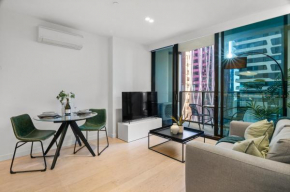 Cozy & Romantic 1BR Apt in Melbourne CBD with Pool and Gym